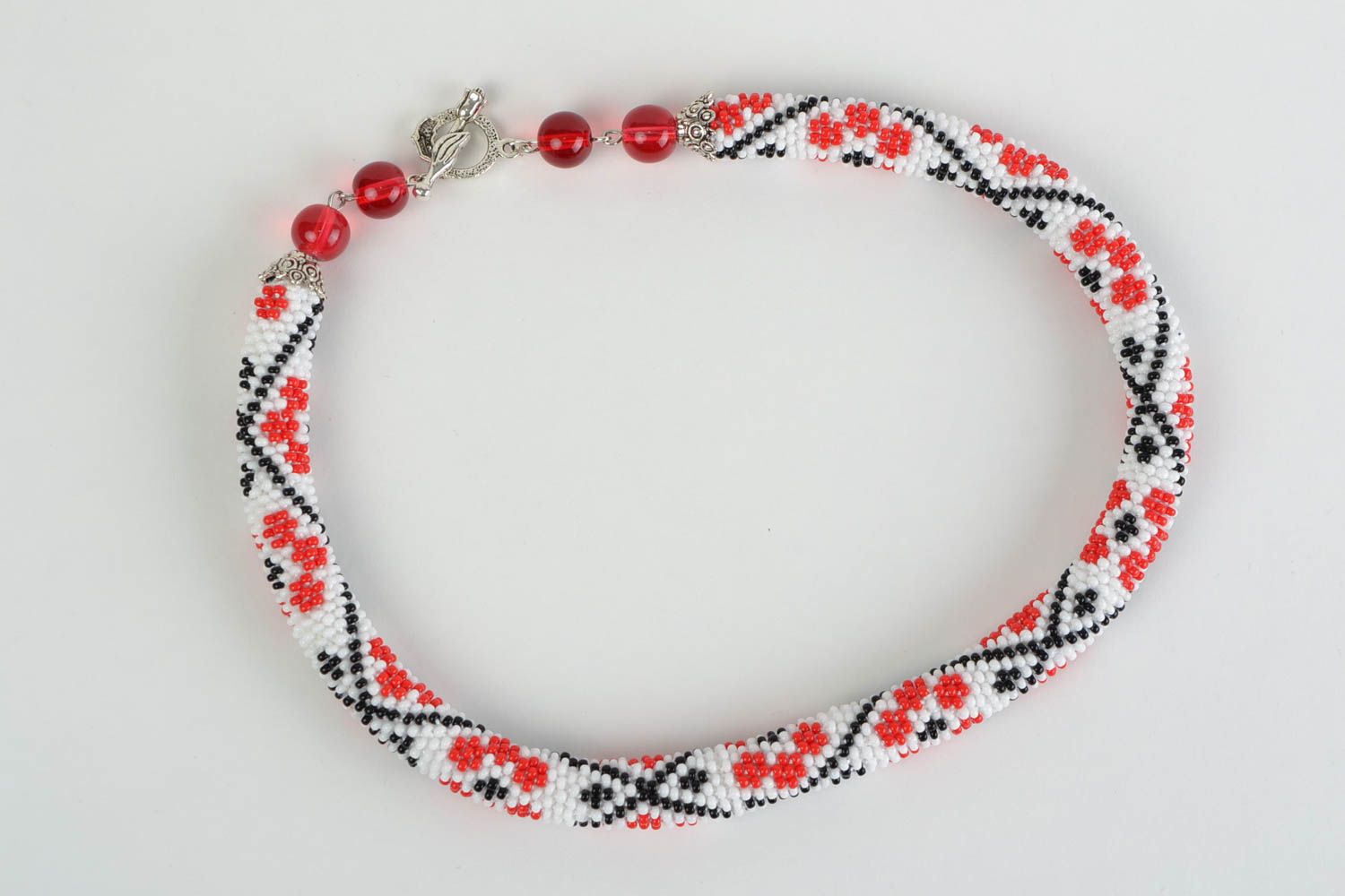 Жгут из бисера японского и чешского ручной работы красные цветочки на белом фоне фото 5