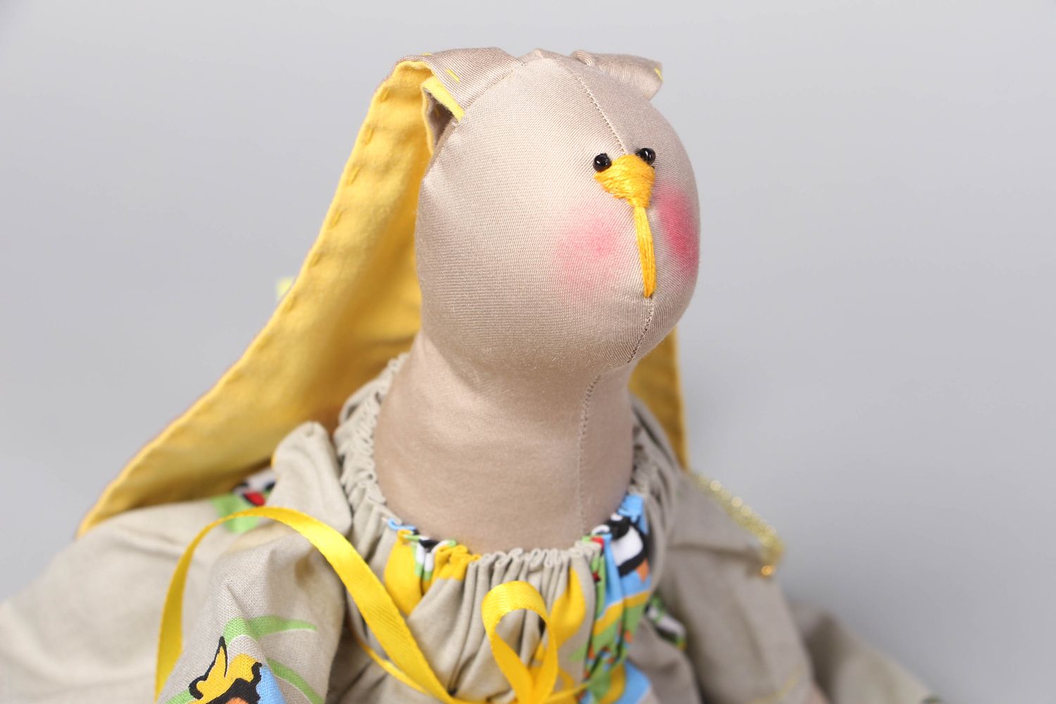 Handgemachte Puppe aus Stoff Häschen im Kleid foto 2