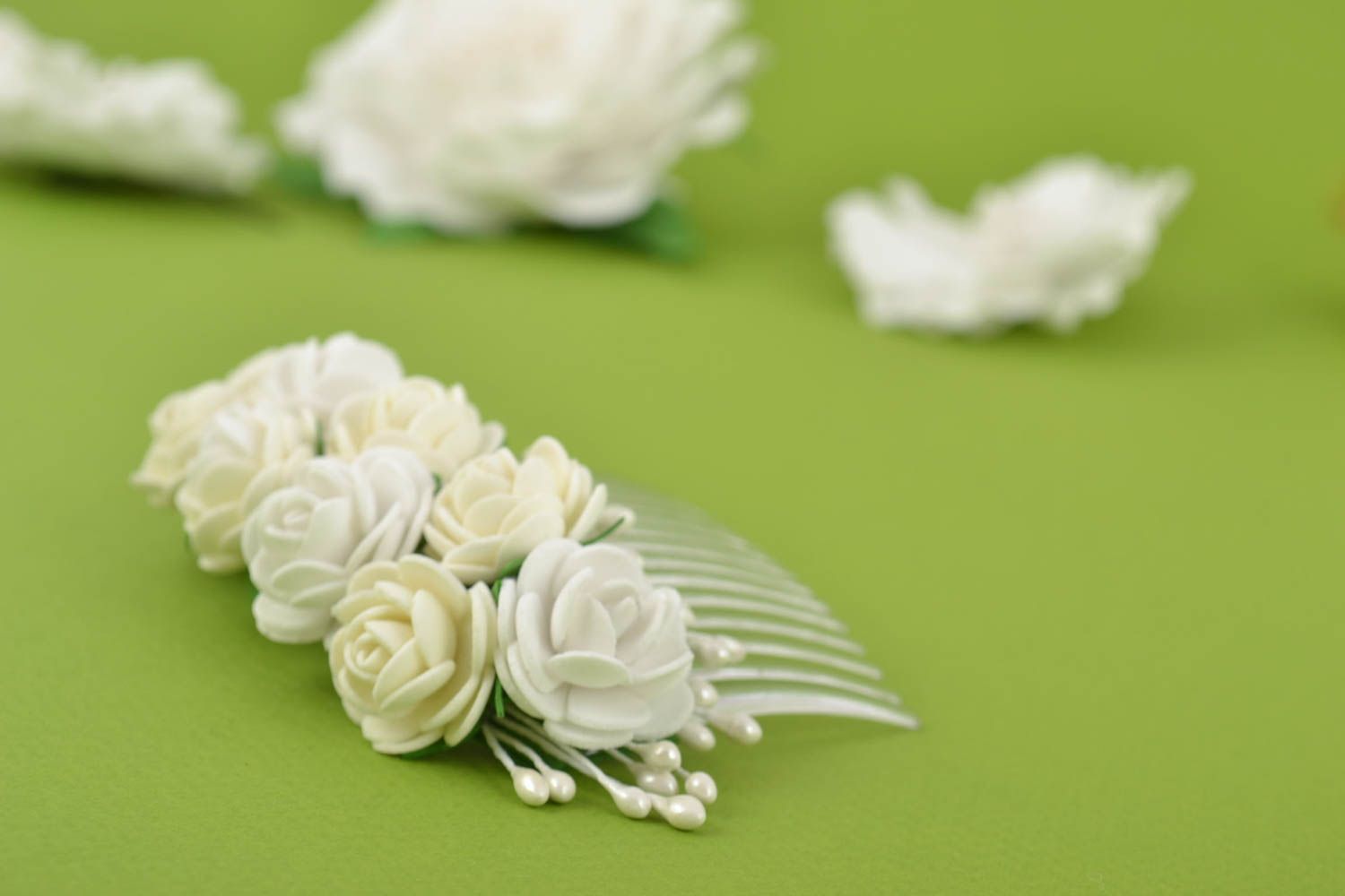 Barrette peigne à cheveux avec fleurs blanches en foamiran faite main design photo 1