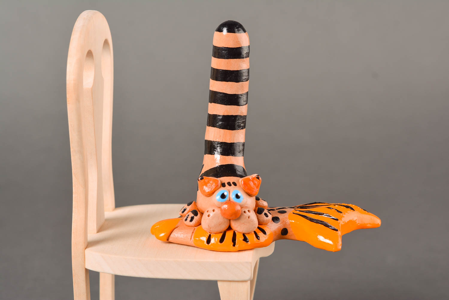 Handgefertigt Gips Figur Dekoidee Wohnzimmer Kinder Geschenk Katze mit Fisch foto 1