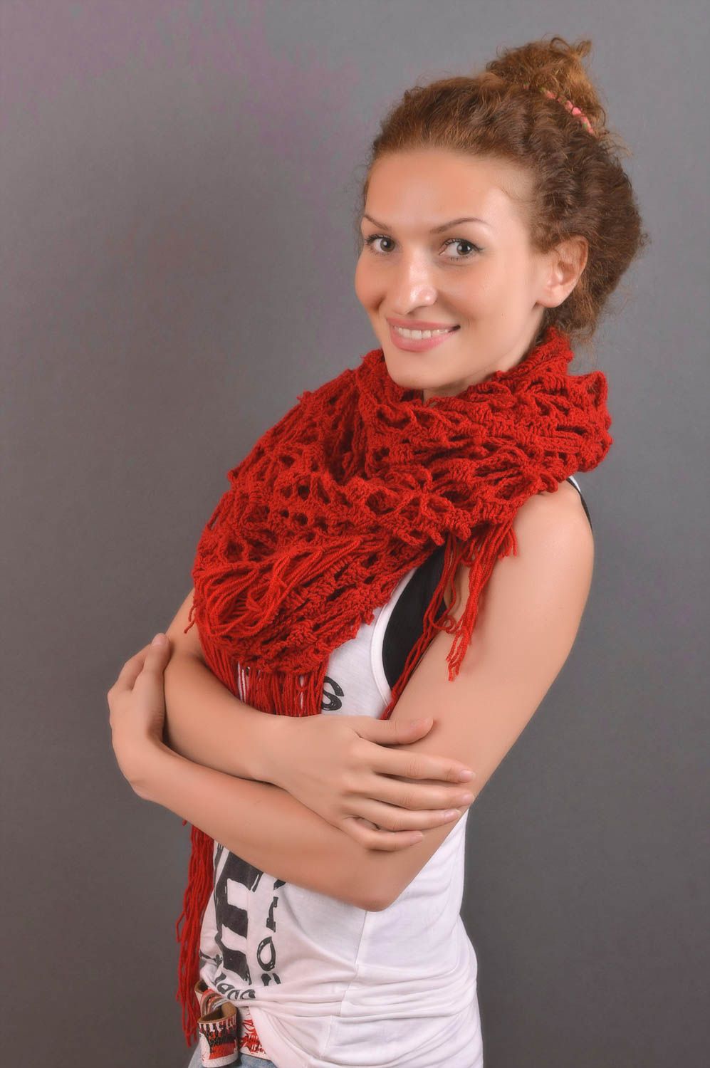 Scialle a uncinetto da donna fatto a mano sciarpa di tendenza colore rosso foto 3