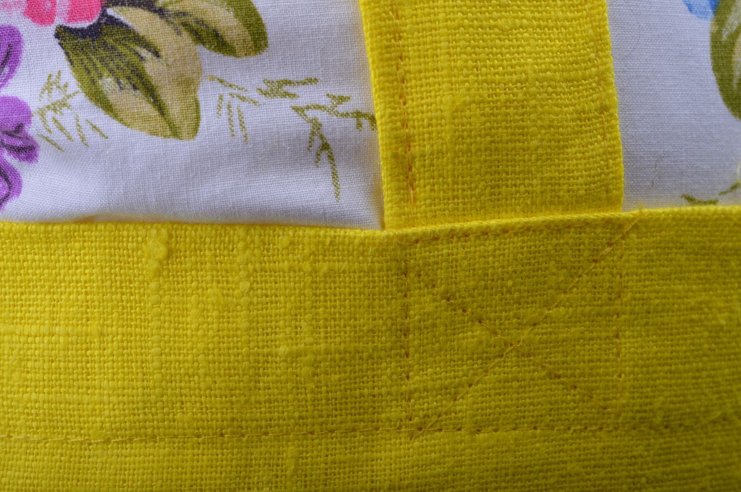 Coussin en tissu de coton fait main original en forme de sac jaune motif floral photo 1