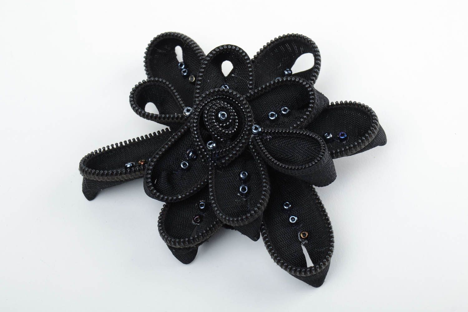 Elegante schwarze Haarspange Brosche aus Reißverschlüssen groß von Handarbeit foto 2