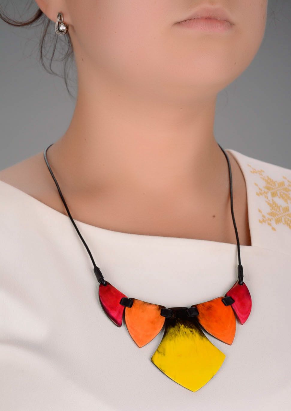 Bright necklet made of natural horn photo 4