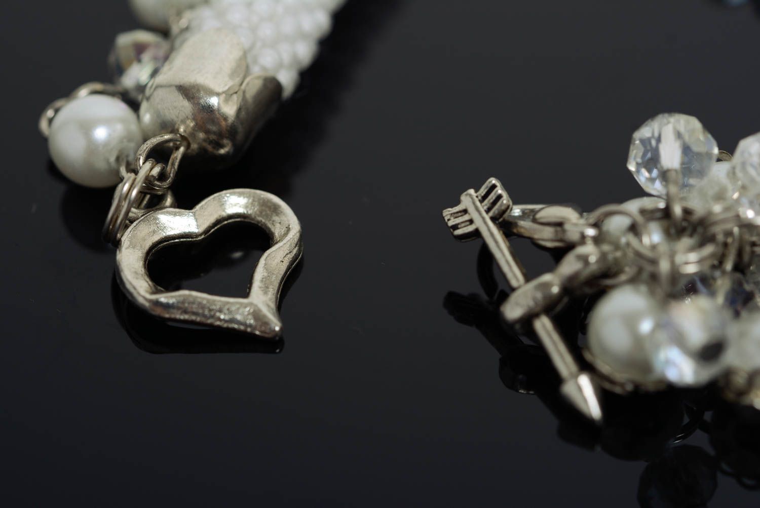 Elegant beautiful handmade white beaded bracelet with pearl-like beads photo 5