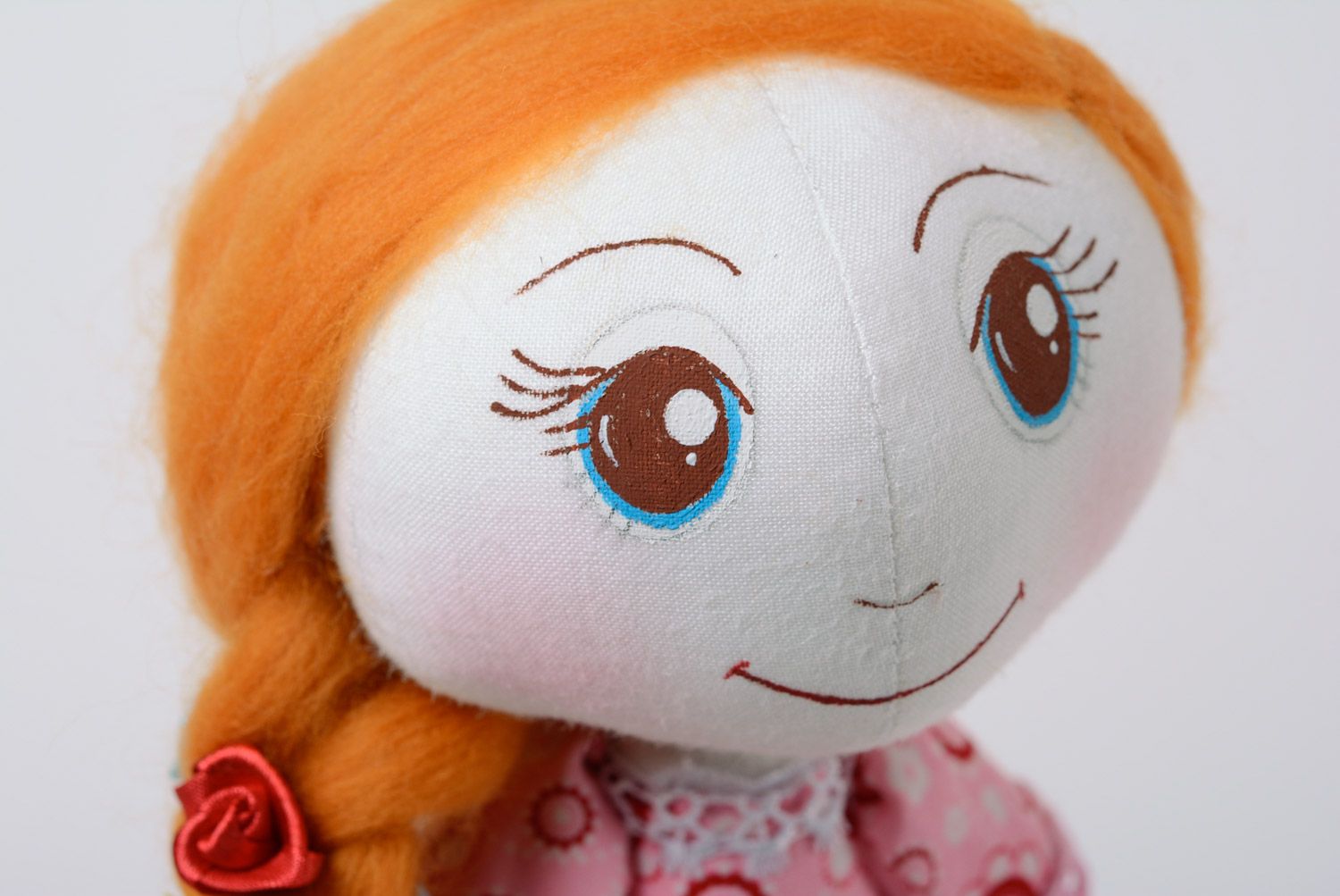 Игрушка кукла из ткани с длинной косой в розовом платье средняя ручной работы фото 2