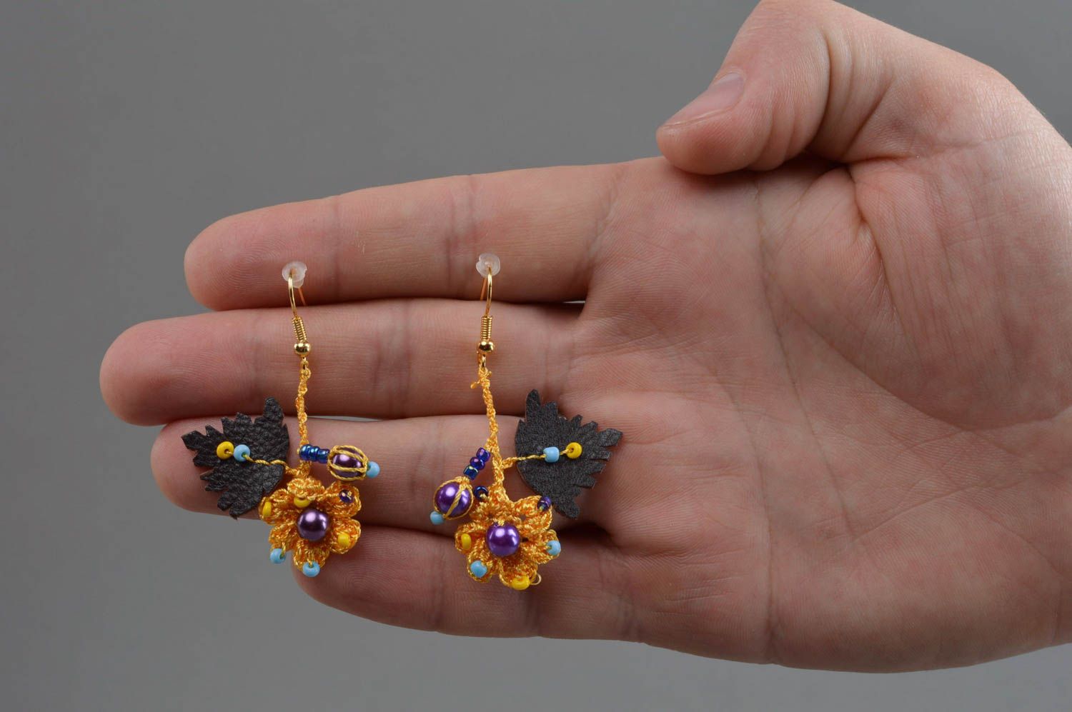 Orecchini di perline e cotone fatti a mano accessorio originale bello da donna
 foto 4