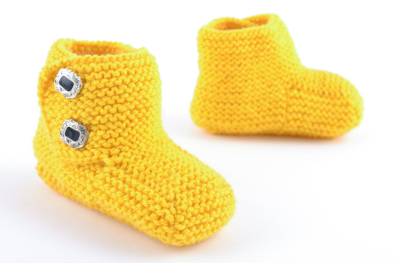 Petits chaussons de bébé tricotés jaunes faits main chauds originaux éclatants photo 3