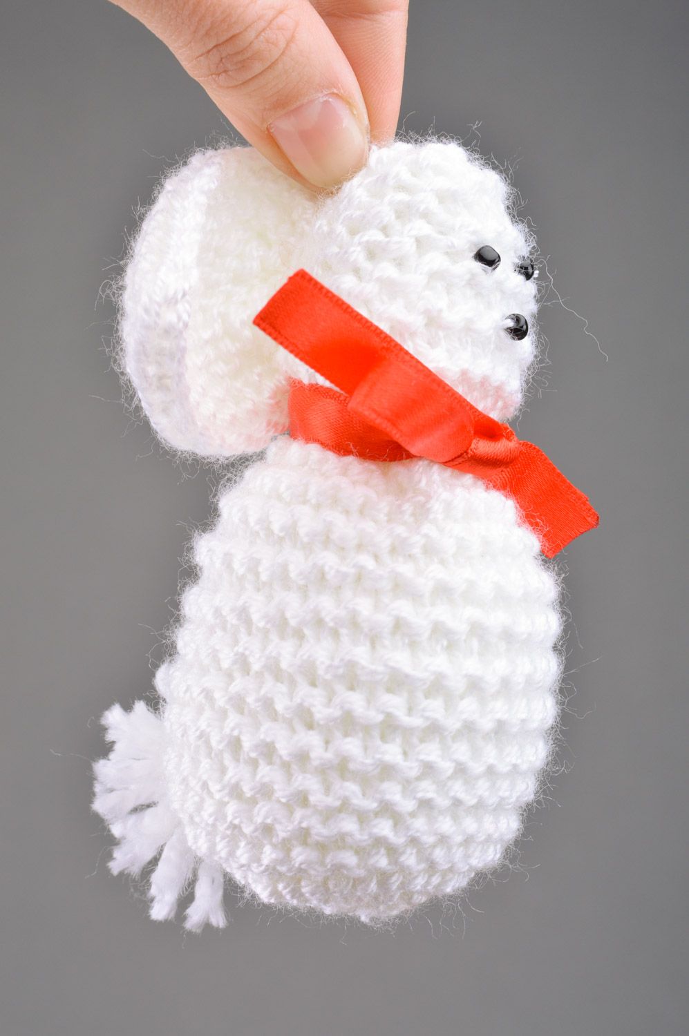 Weißes handgefertigtes gestricktes Kuscheltier Hase mit Schleife aus Baumwollfäden  foto 5
