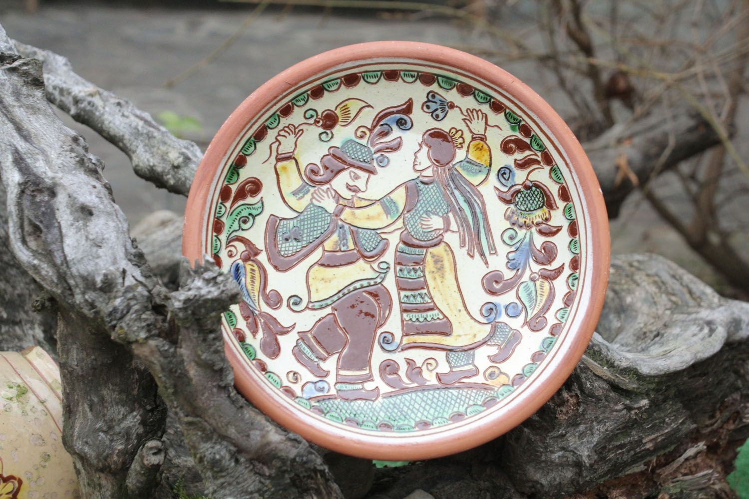 Assiette en céramique murale avec ornement photo 1