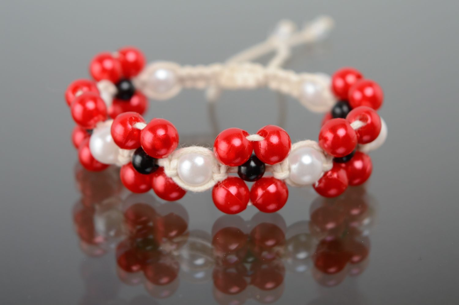 Bracelet en macramé avec perles céramiques rouge et blanc fait main pour femme photo 1