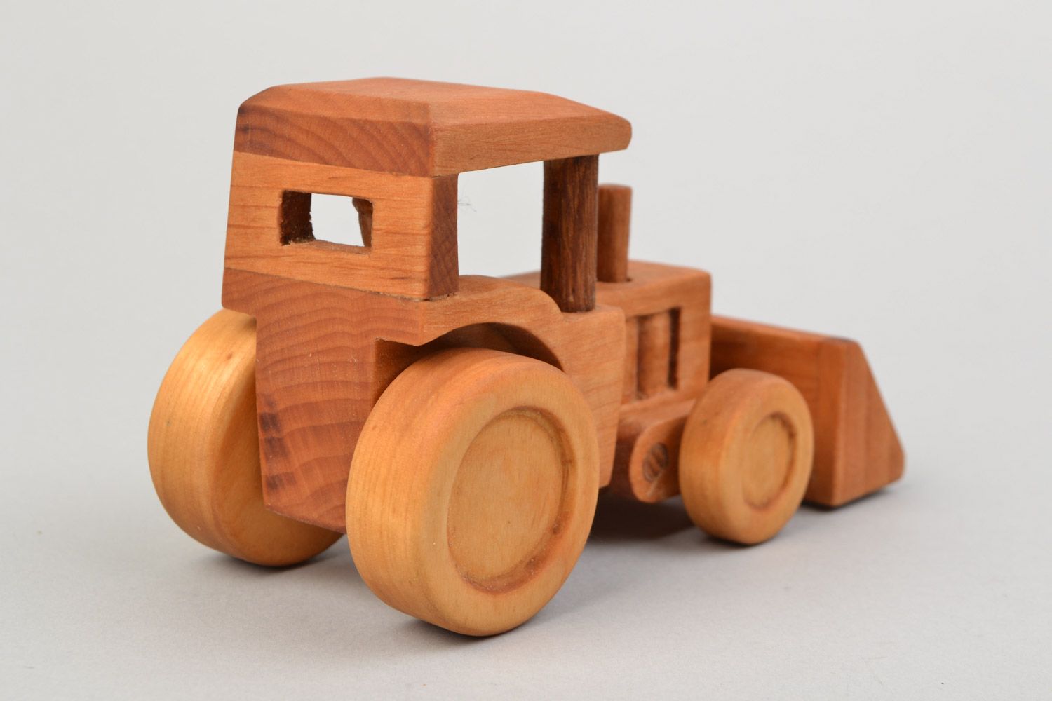 Деревянная игрушка каталка трактор на колесиках пропитанный маслом ручная работа фото 5