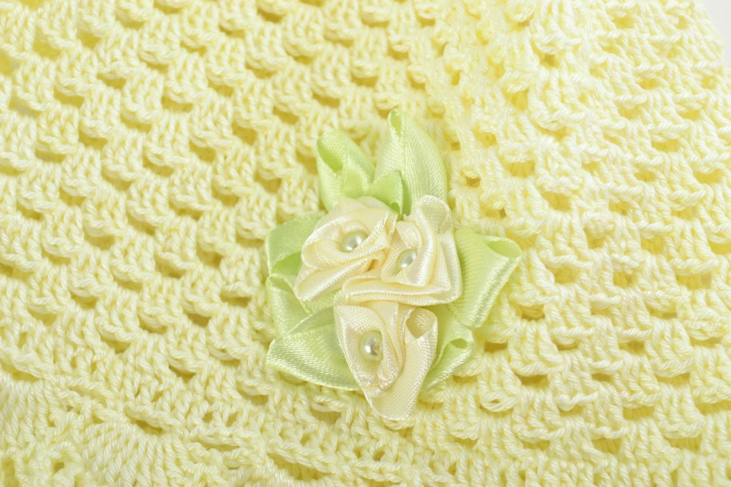 Bonnet tricoté pour bébé en fils de coton clair ajouré avec fleurs fait main photo 2