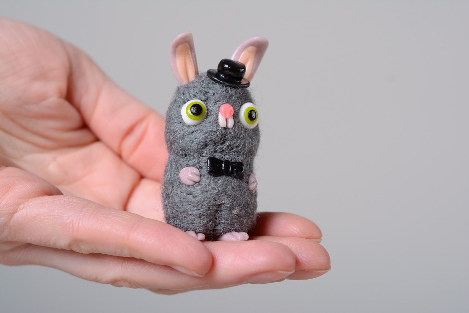 Handmade miniatur Kuscheltier Hase aus Wolle in Trockenfilzen Technik foto 5