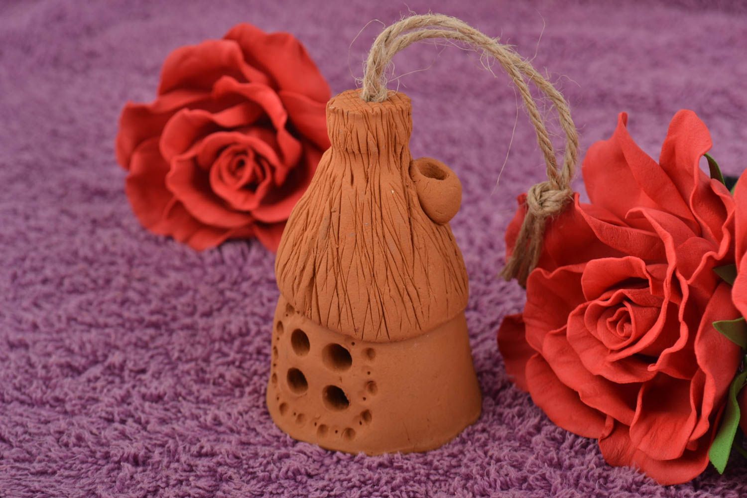 Campana de decoración artesanal cerámica hecha a mano con forma de casa foto 1