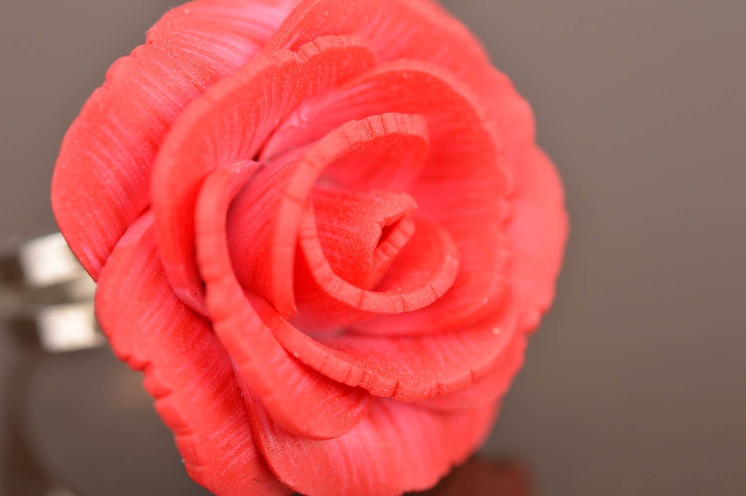 Кольцо из полимерной глины в виде красной пышной розы ручной работы авторское фото 4