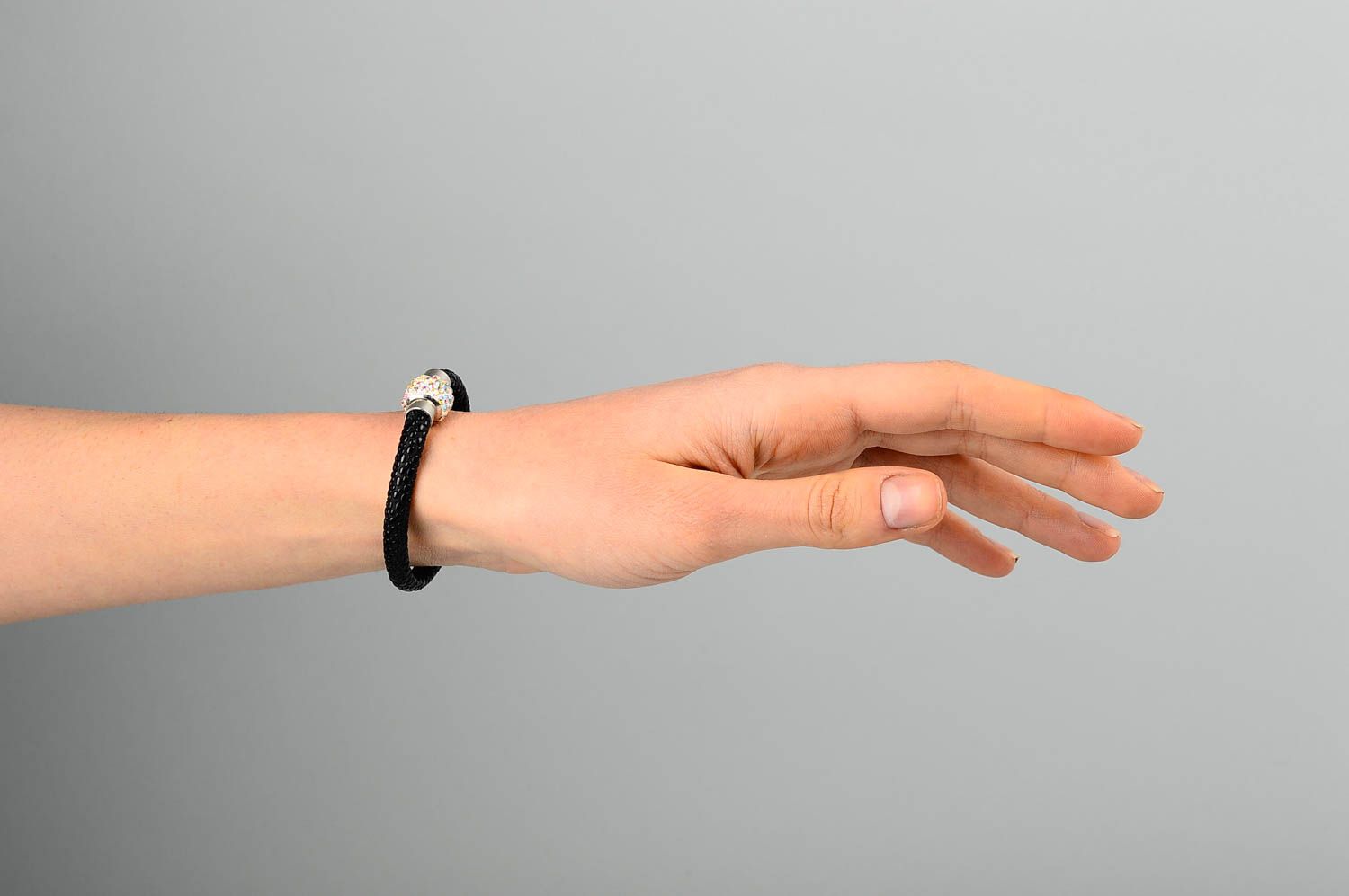 Bracelet cuir artificiel Bijou fait main de couleur noire Accessoire design photo 2
