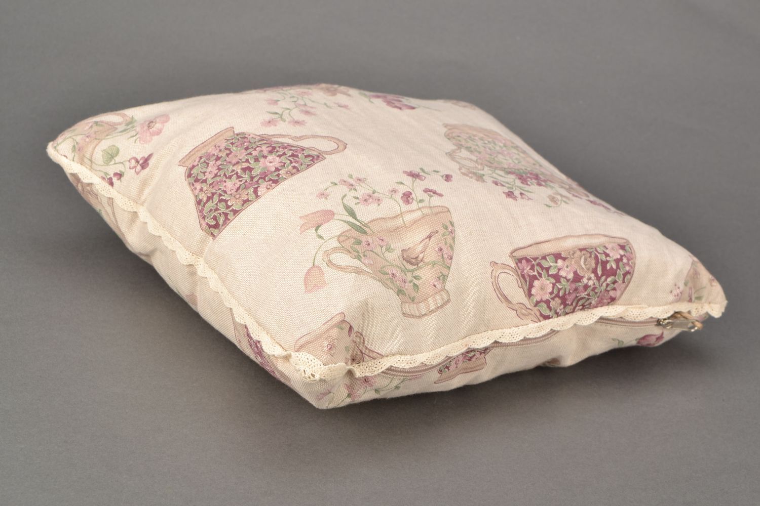 Мягкая диванная подушка из ткани с кружевом фото 3