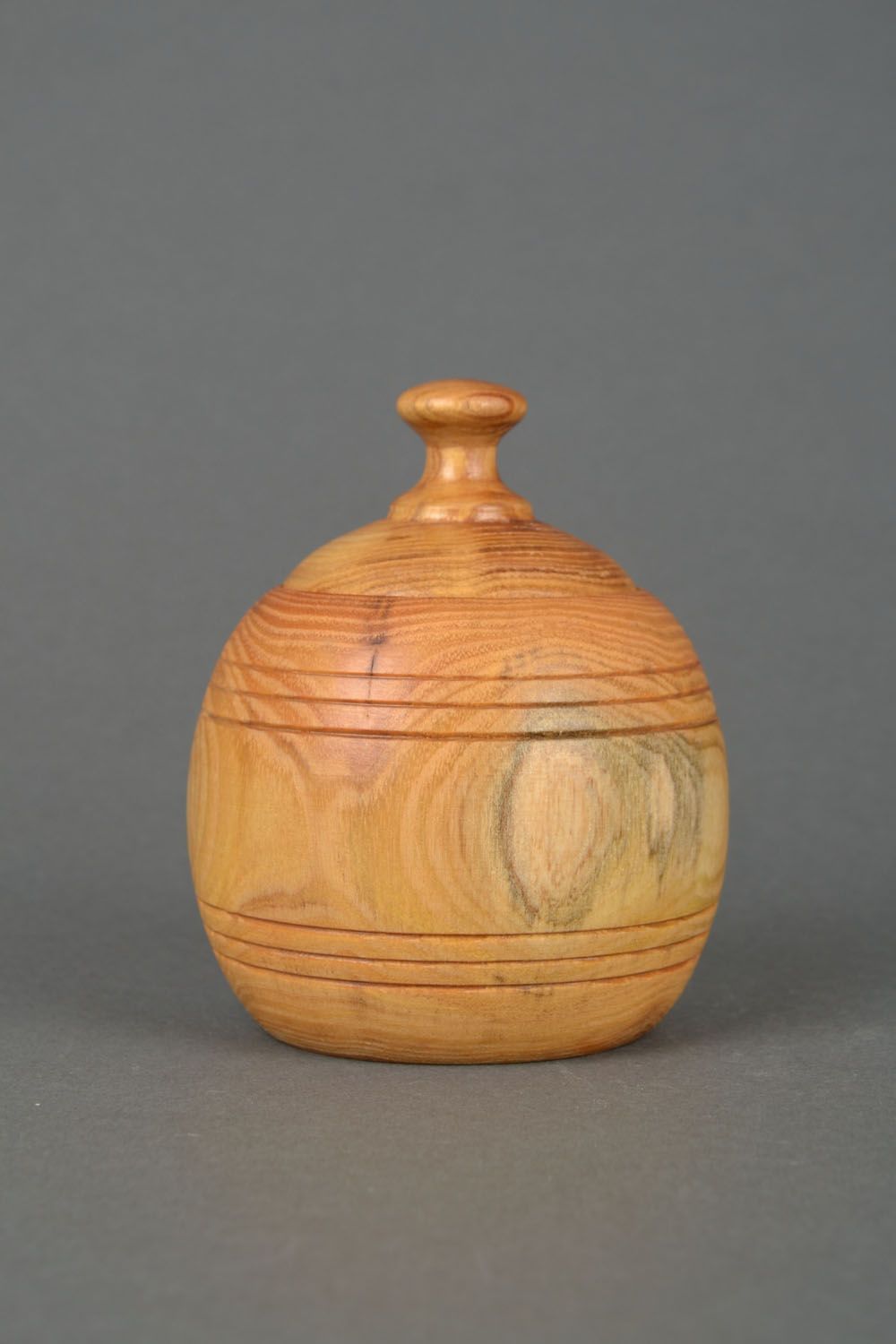Varnished wooden pot with lid photo 4