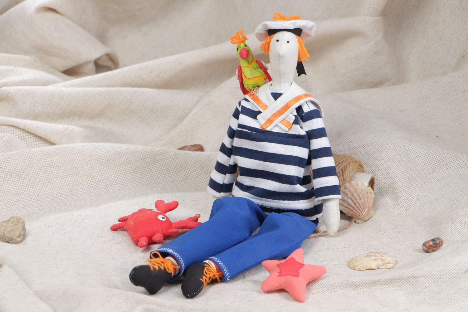 Мягкая игрушка из натурального материала ручной работы в виде моряка с попугаем фото 1