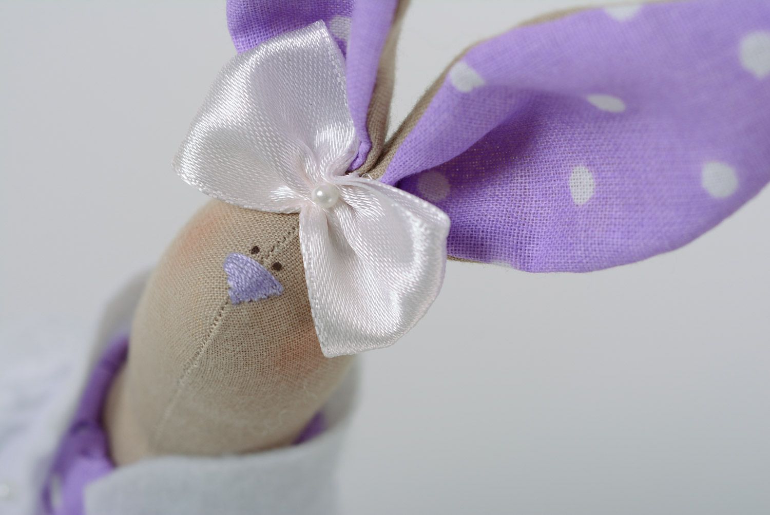 Juguete decorativo hecho a mano con forma de liebre de algodón y tricó de color lila foto 2