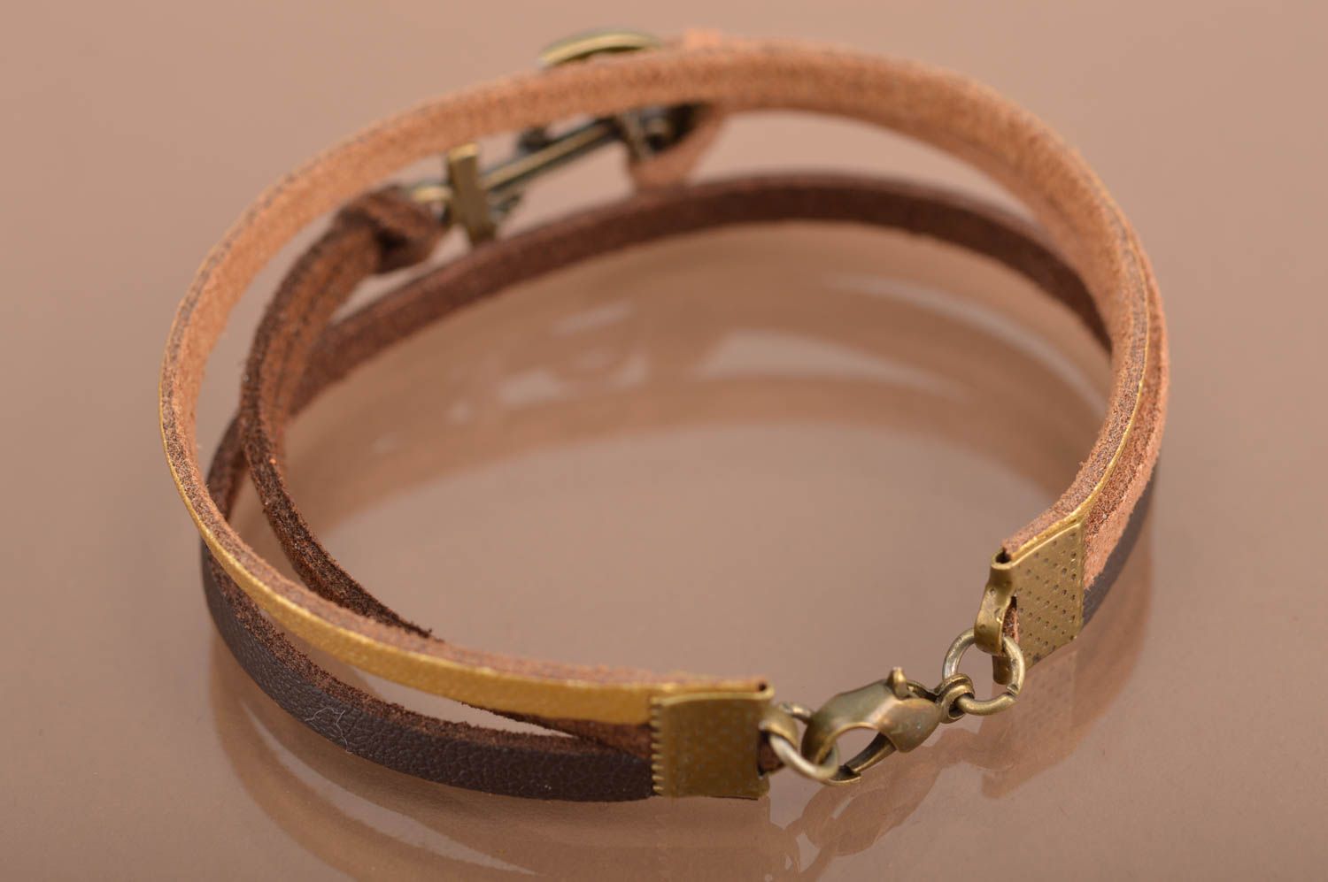 Bracelet tricolore en lacets de daim avec ancre fait main style marin multirang photo 5