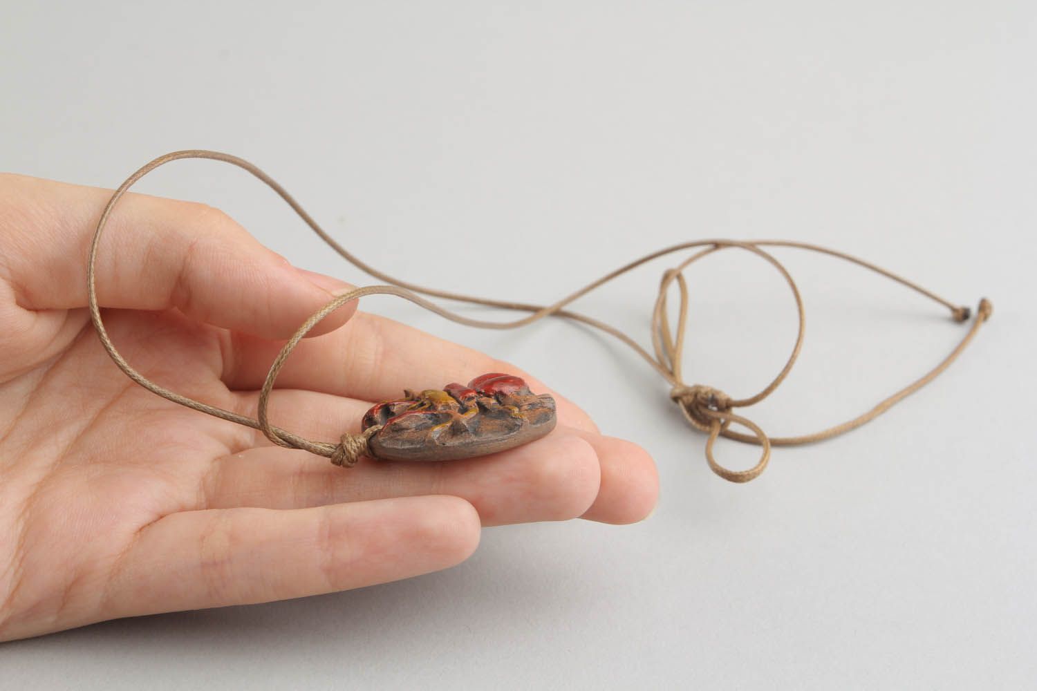 Pingente de cerâmica feito à mão decorado com uma imagem tridimensional Escaravelho foto 4