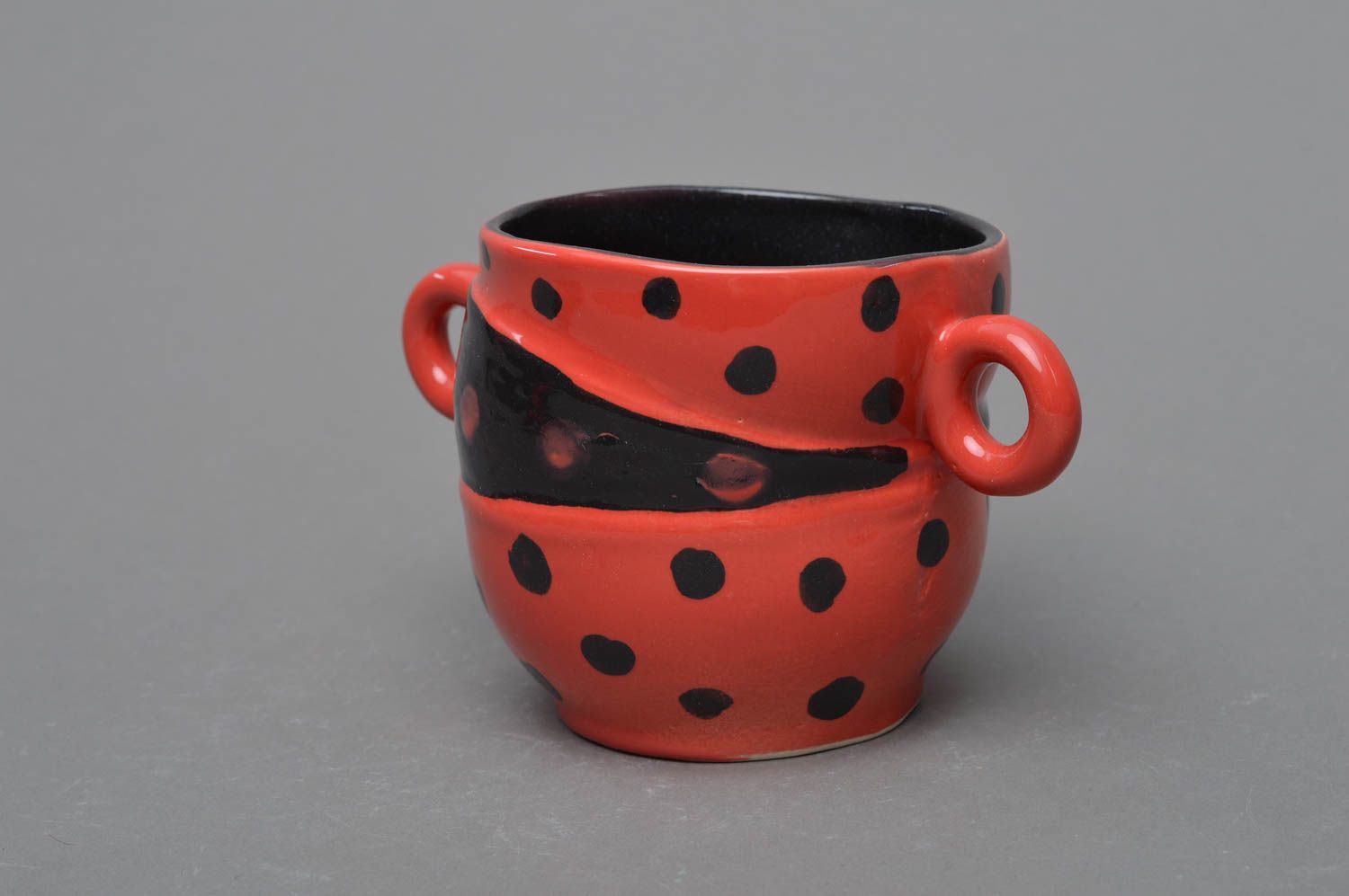 Tasse originale noir rouge à pois faite main en porcelaine peinte de glaçure photo 2