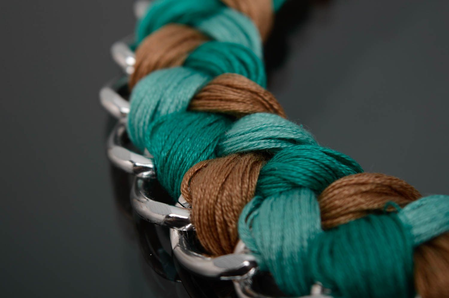 Beau collier en fils moulinés et chaîne fait main vert photo 4