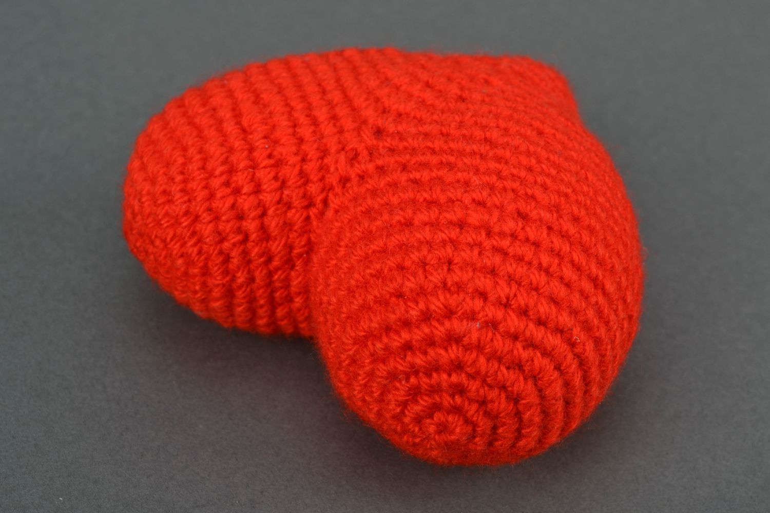 Petite peluche tricotée en forme de coeur rouge photo 3