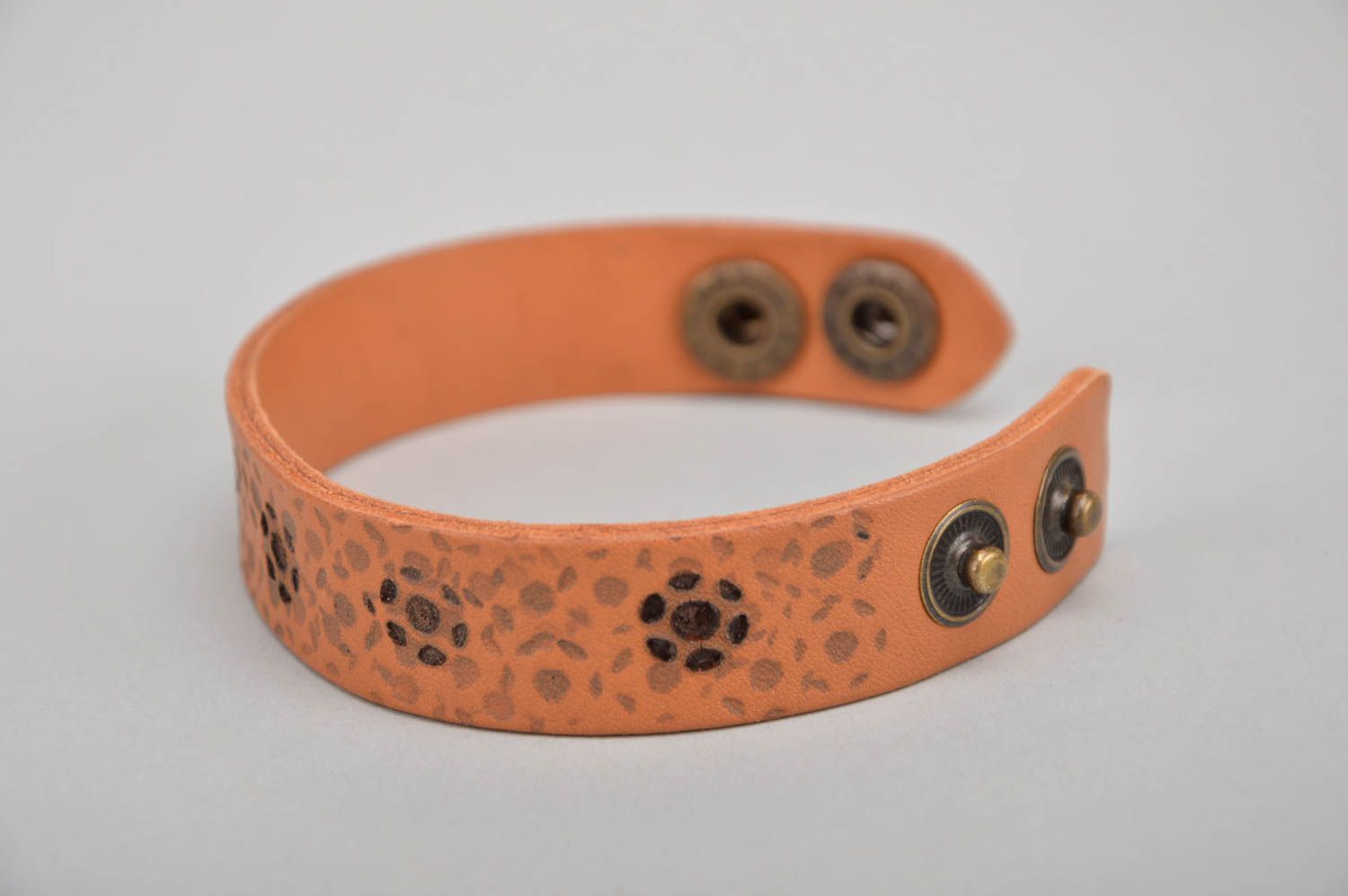 Handmade designer thin brown genuine leather wrist bracelet with ornament photo 5