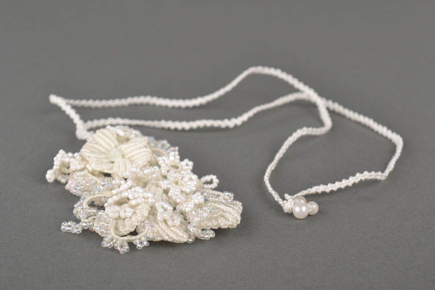 Pendentif blanc Bijou fait main Accessoire femme en fils et perles de rocaille photo 4