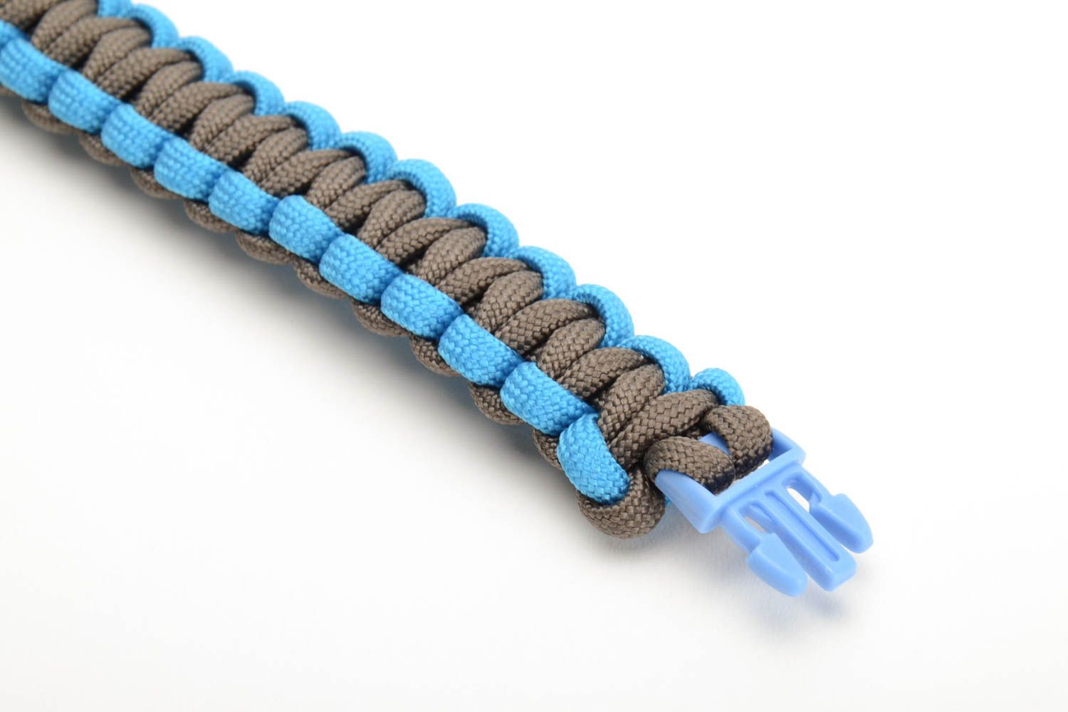Handgemachtes geflochtenes Armband aus Paracord in Blau und Grau foto 2