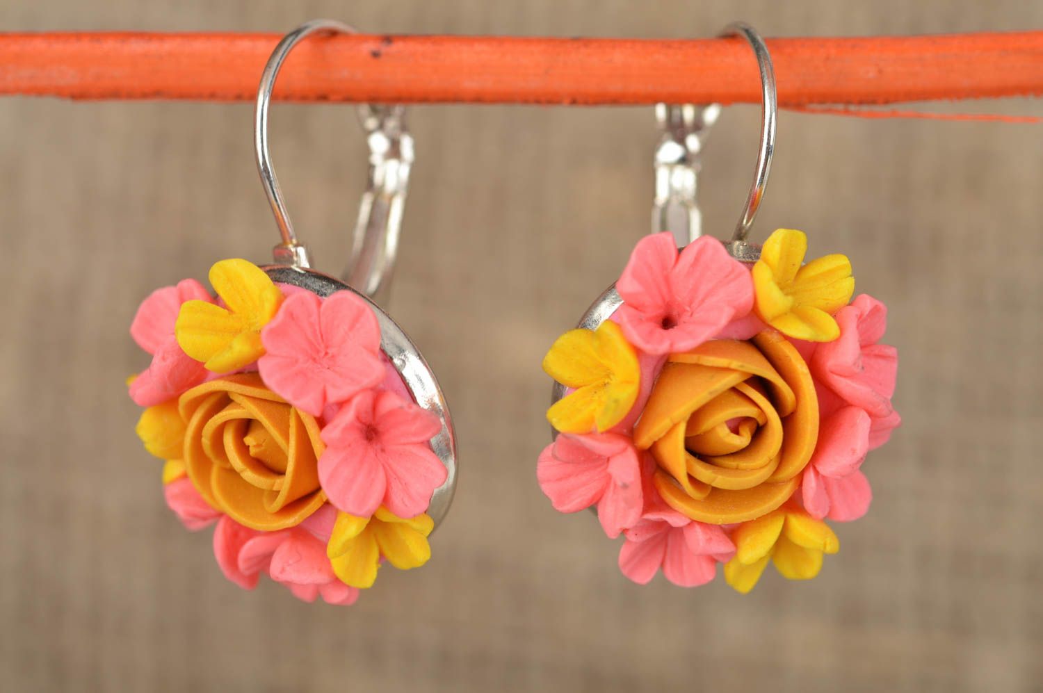 Feine gelb rosafarbige handgemachte Ohrringe aus Polymerton mit Anhängern Blumen foto 1