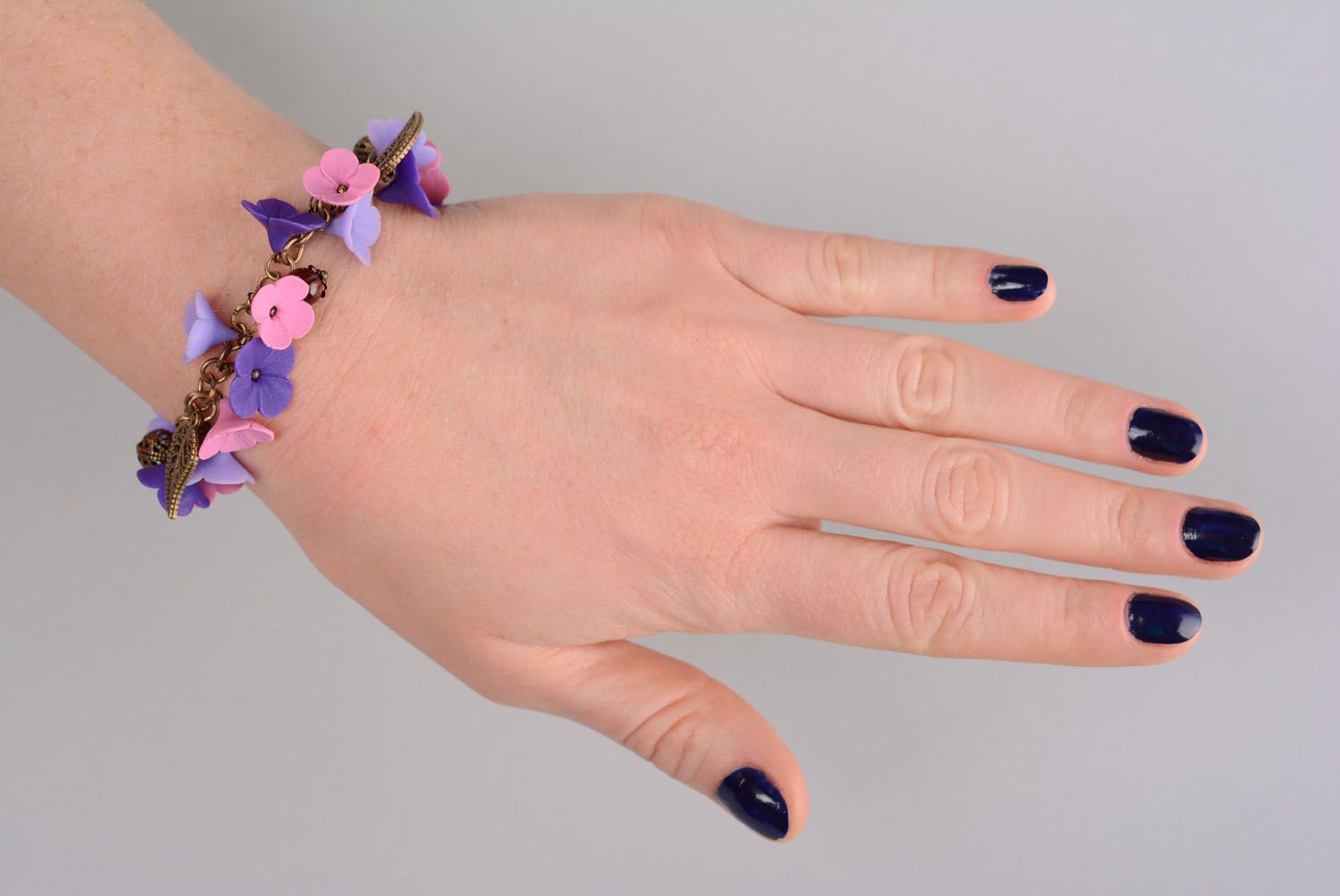 Violettes Armband mit Blumen aus Polymerton foto 5