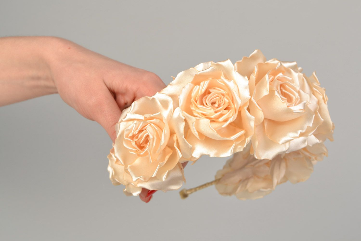 Diadema para el pelo de raso y satén con forma de rosas blancas hecha a mano foto 2