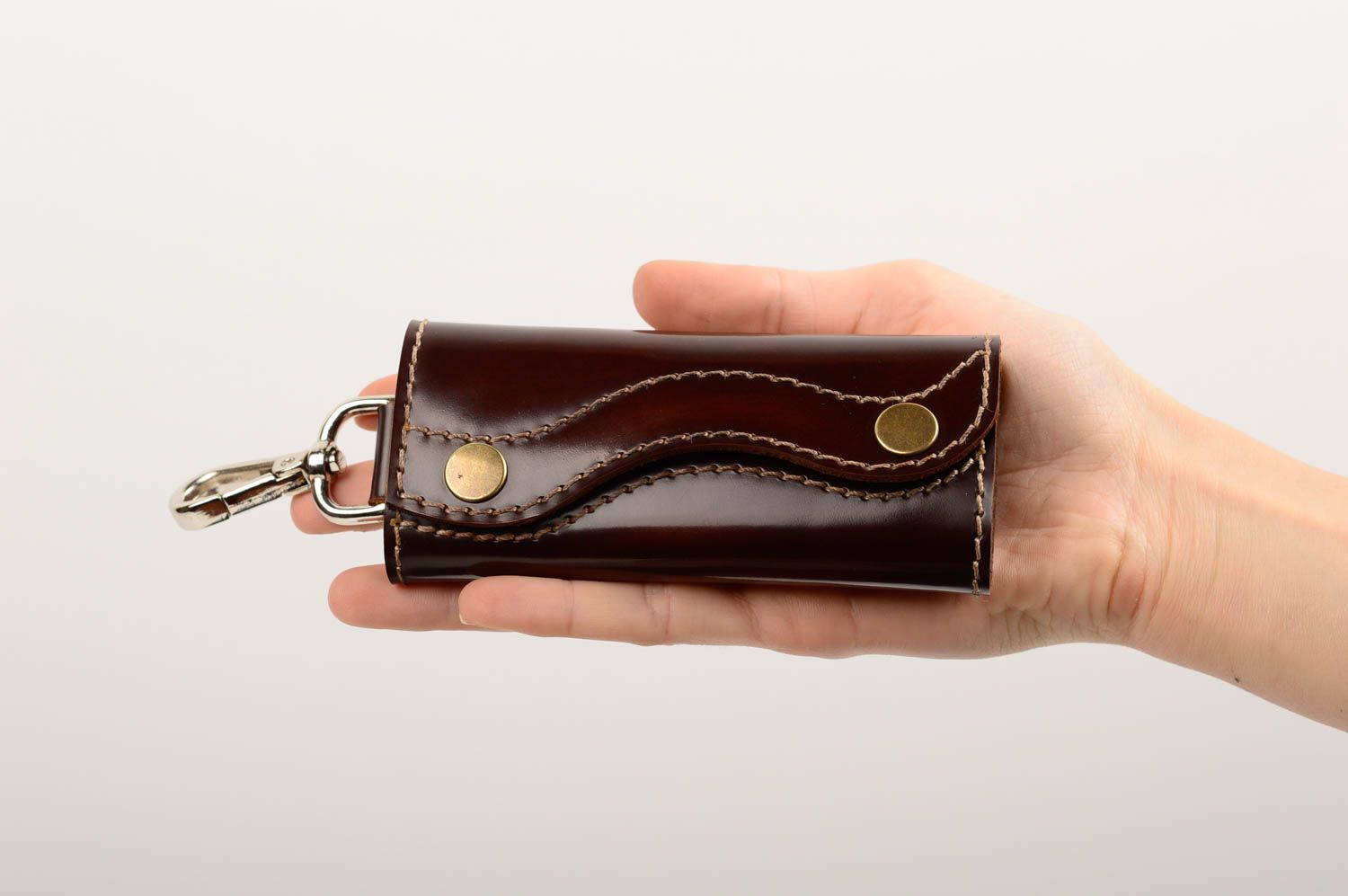 Schönes originelles elegantes braunes handgemachtes Schlüsseletui aus Leder foto 5