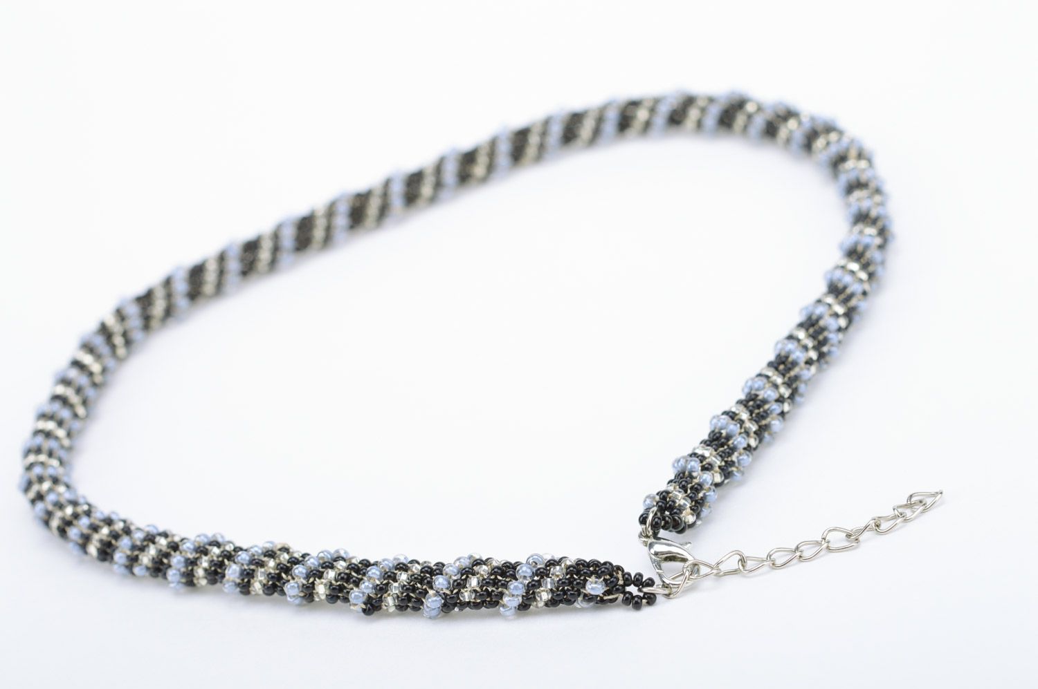 Collier spirale tressé en perles de rocaille noir et blanc bijou de créateur photo 5