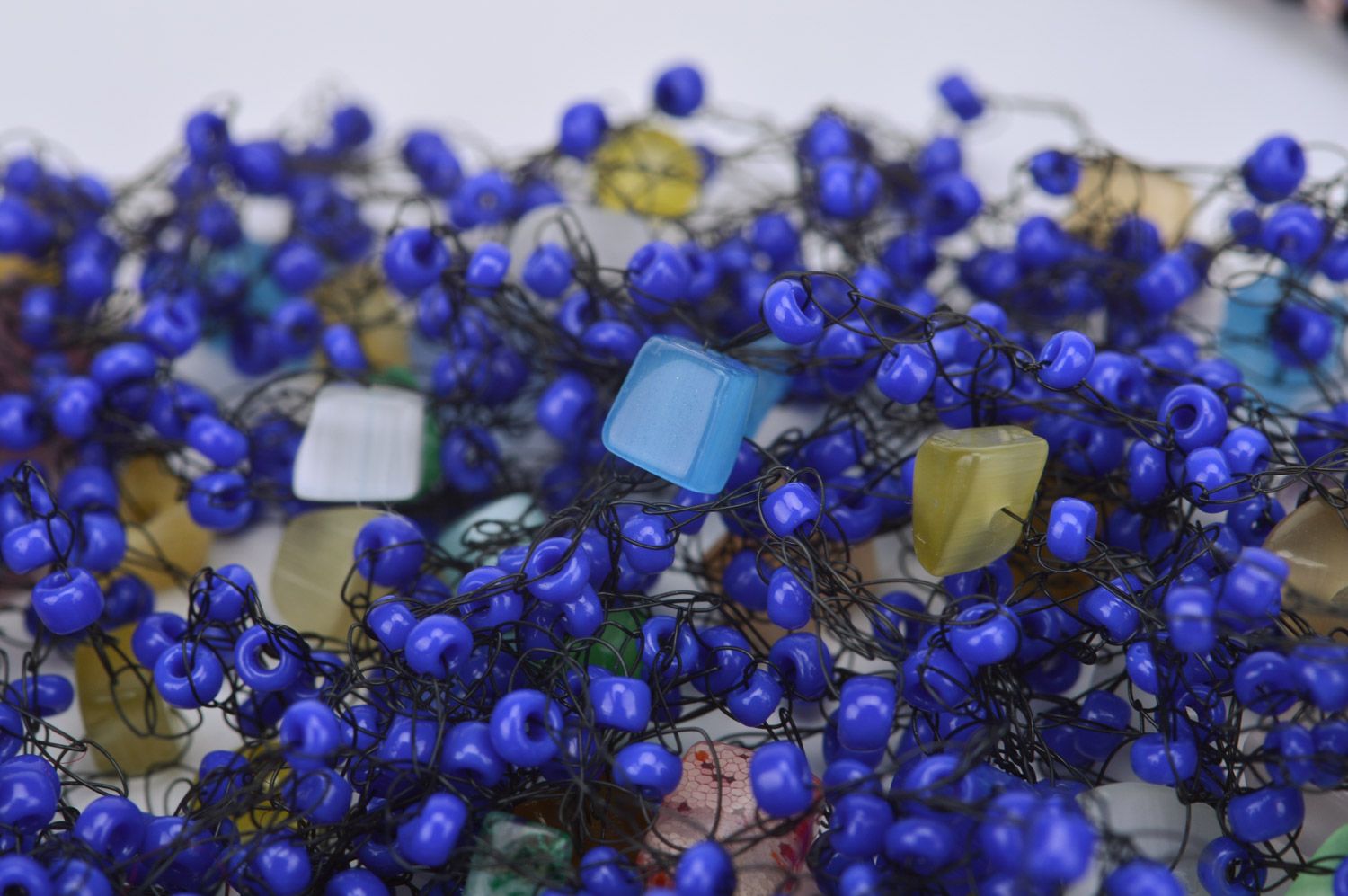 Blaues geflochtenes Collier aus Glasperlen künstlerisch luftig handmade foto 5