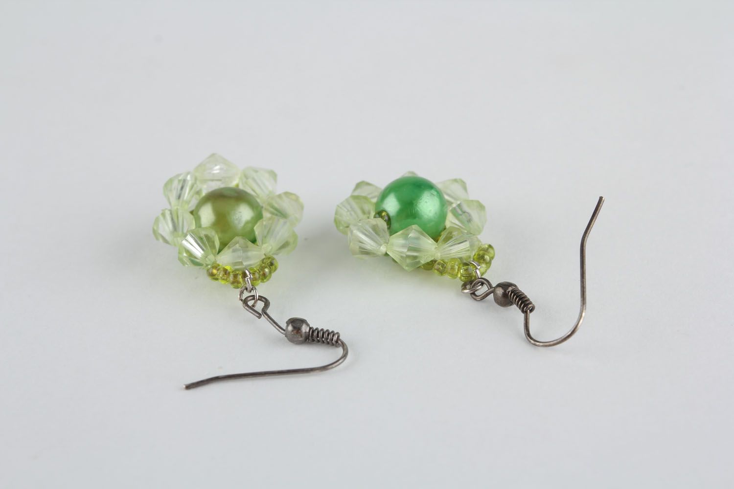 Lange grüne Ohrringe aus Glasperlen und Perlen  foto 3