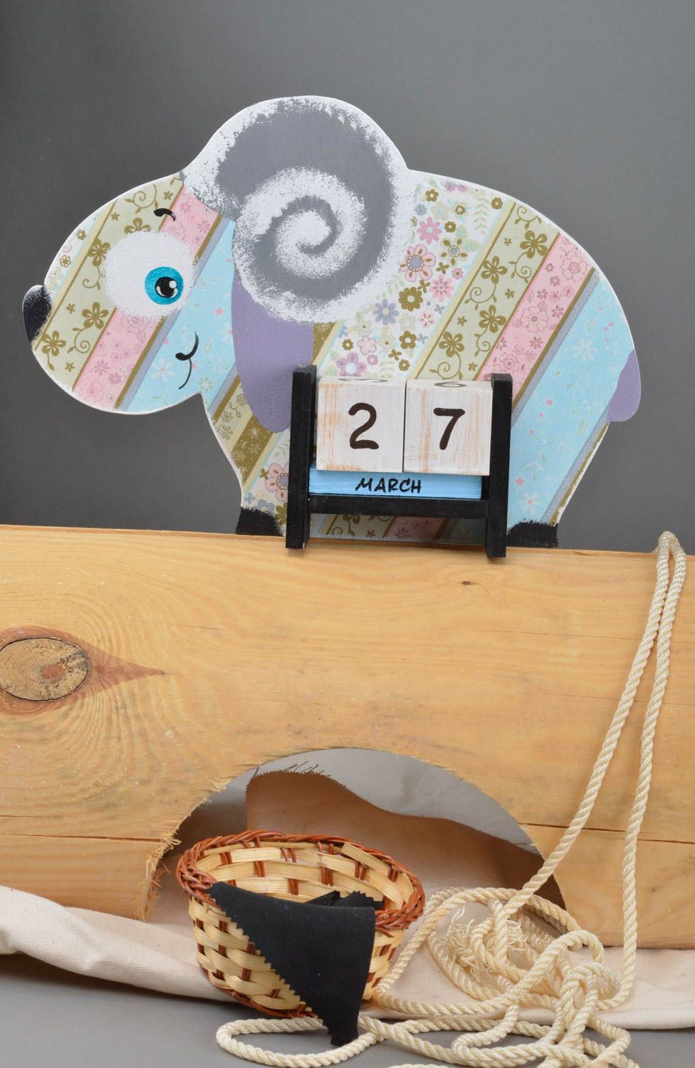 Drolliger Holz Tischkalender für Kinder in Form von Schaf handmade Decoupage  foto 1