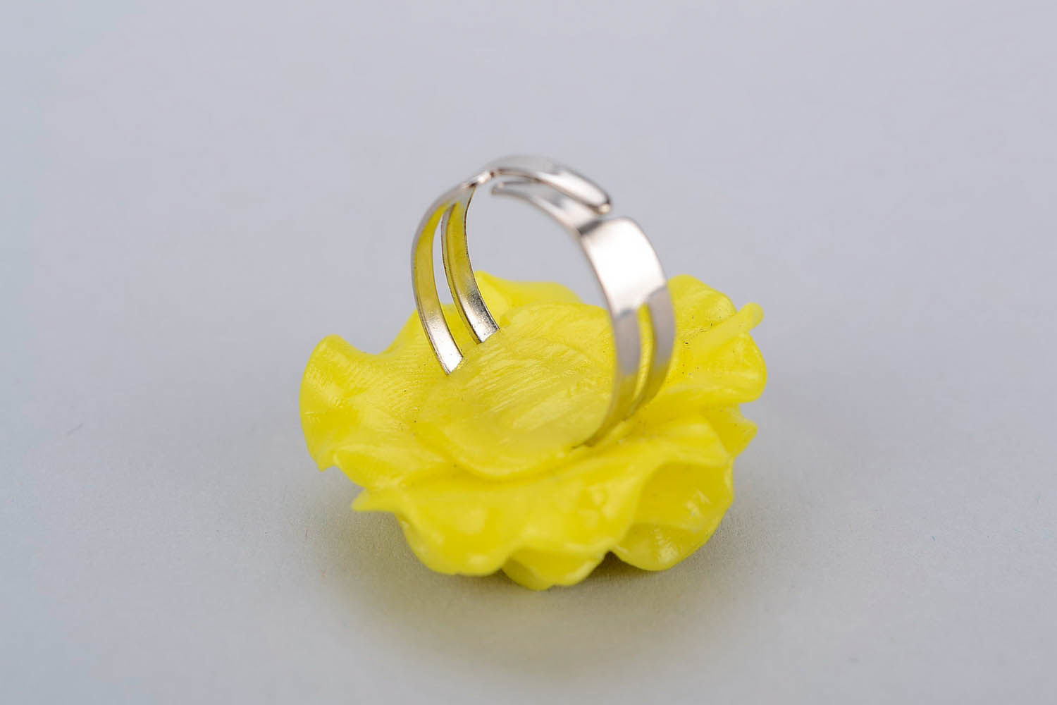 Кольцо с цветком из полимерной глины фото 3