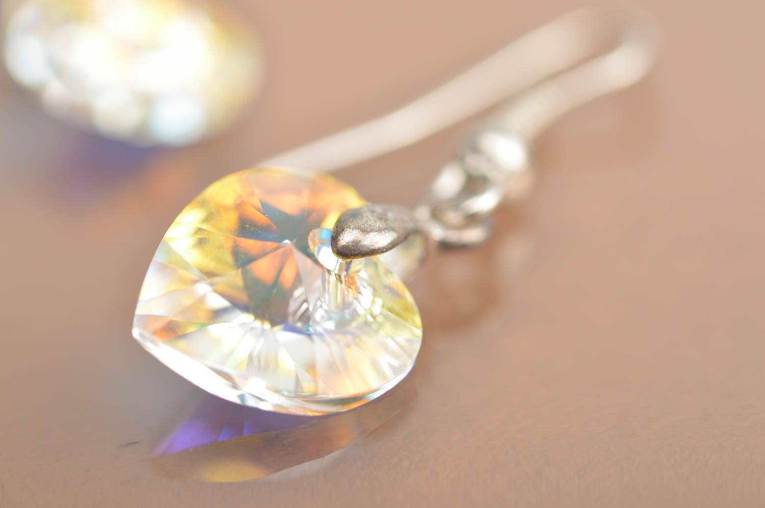 Серьги подвески в виде сердечек из австрийских кристаллов ручной работы фото 4