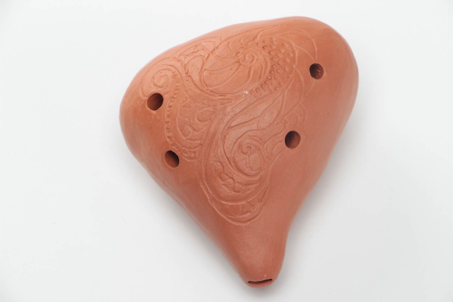 Глиняная окарина коричневая необычной формы с узорами небольшая ручная работа фото 2