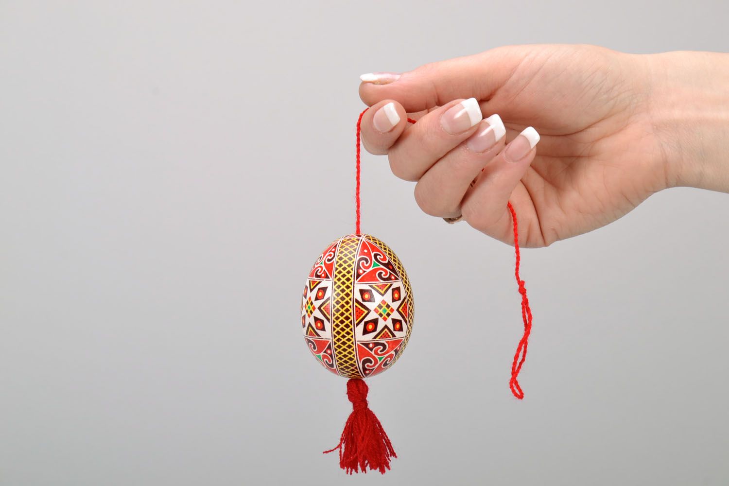 Ovo da Páscoa feito à mão pintado em forma de um pingente  foto 2
