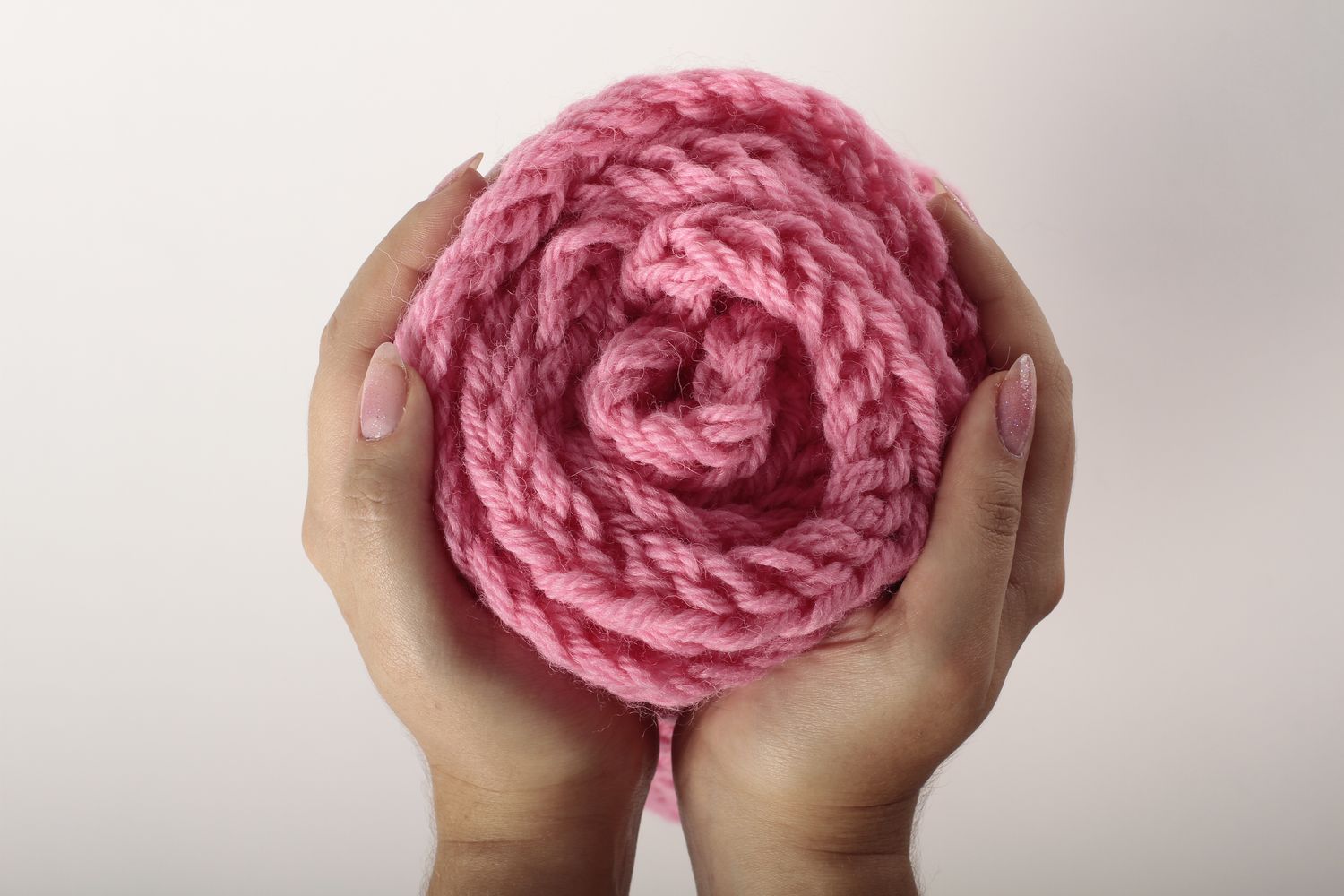 Sciarpa di lana fatta a mano accessorio all'uncinetto da donna in colore rosa foto 4