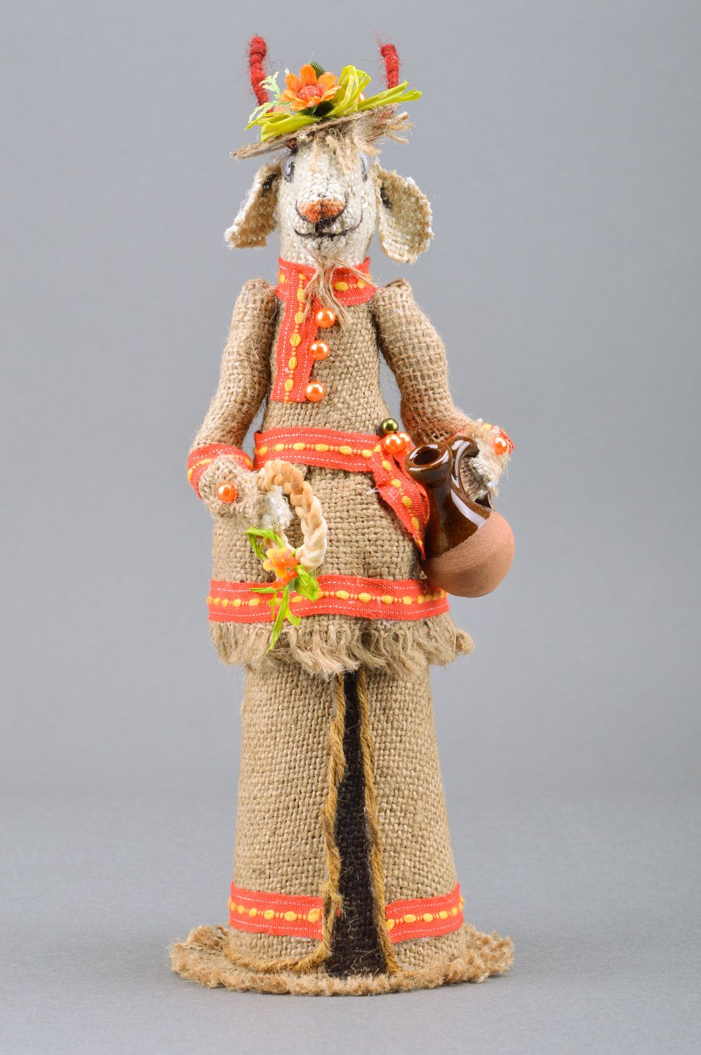 Hülle für Flasche künstlerische Puppe Bock im Hut aus Sackstoff Handarbeit foto 4