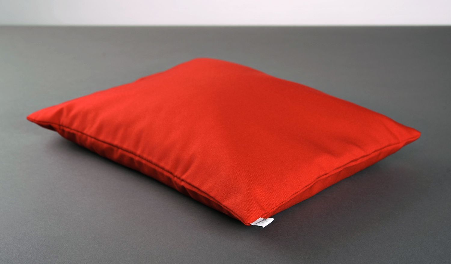Almofada vermelha ortopédica para yoga preenchida com casca de trigo-sarraceno foto 4