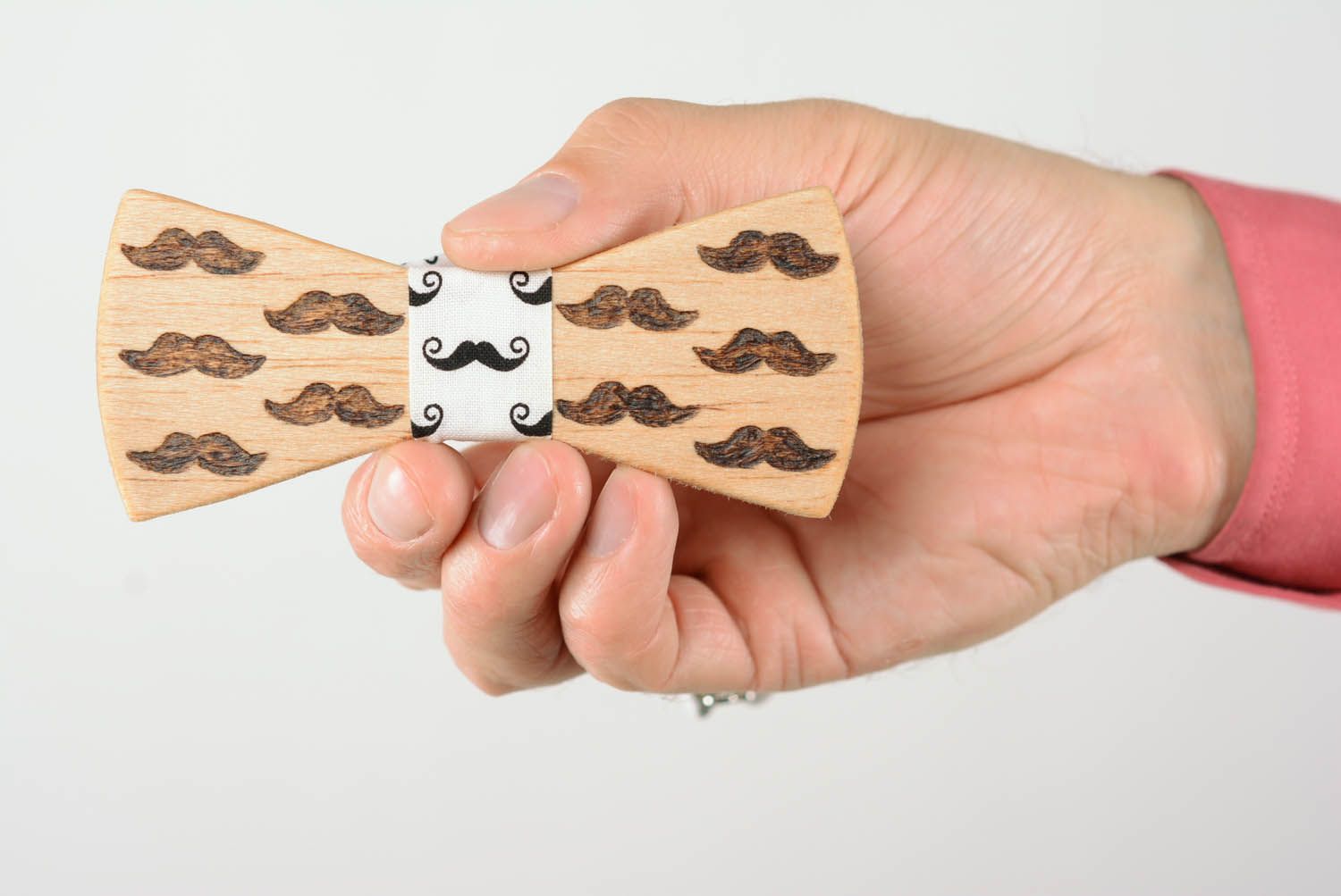 Gravata borboleta com bigodes feita de madeira foto 5