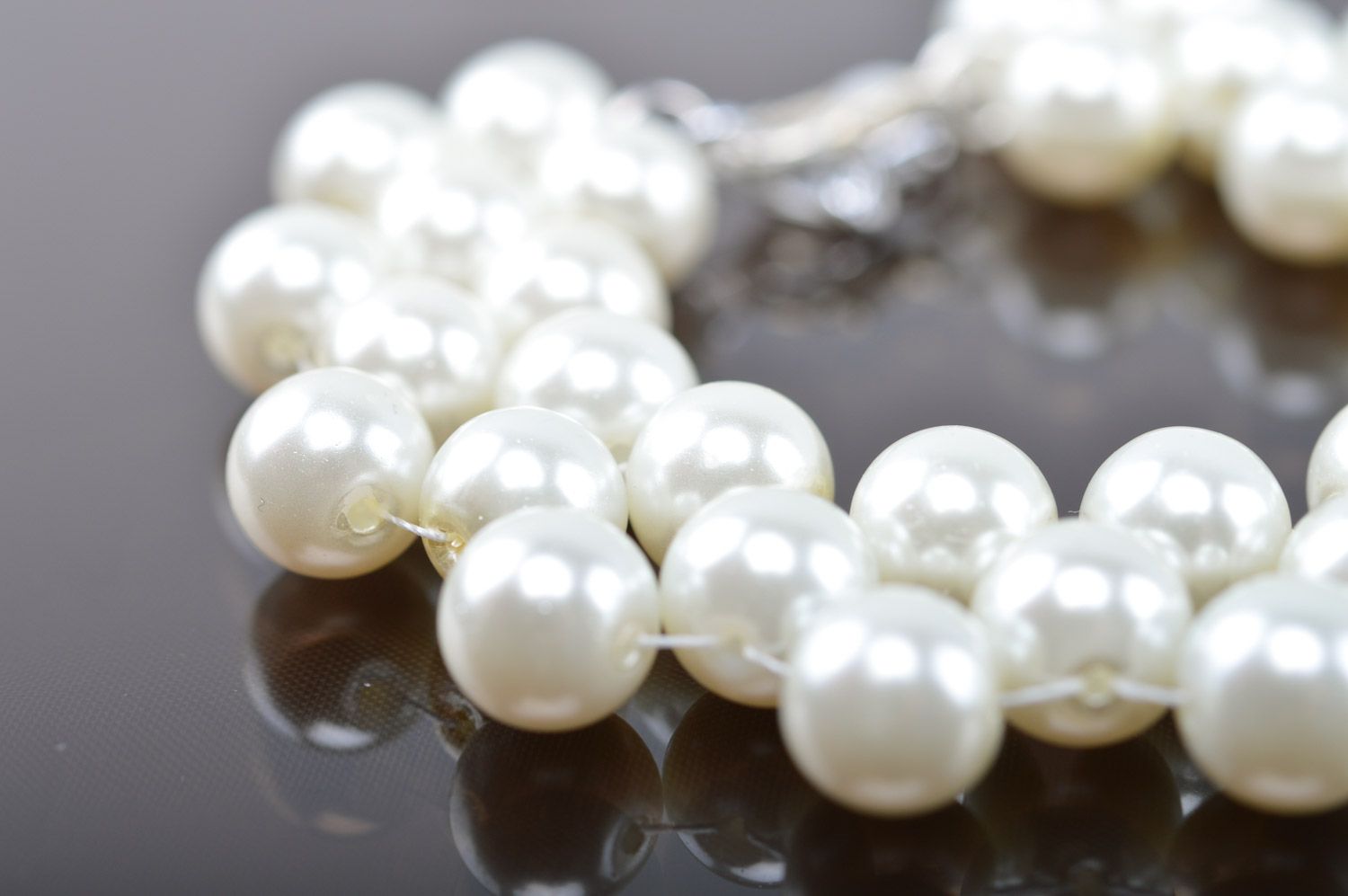 Joli bracelet blanc en perles d'imitation fait main élégant pour femme photo 3